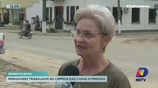 Moradores trabalham na limpeza das casas atingidas em Benedito Novo