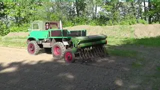 Säen mit Unimog 411 und Hassia Sämaschine
