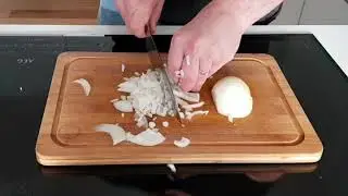 Japonsk&yacute; &scaron;&eacute;fkuchařsk&yacute; nůž CATLER DMS Chef Knife - 牛刀 - Kr&aacute;jen&iacute; cibule - Onion chopping