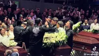 El flaco cantando en el funeral de Yeison Jiménez. 