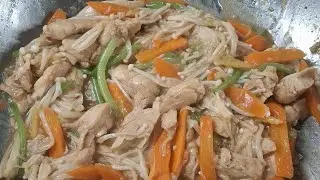 Stir fried chicken slices with golden mushrooms Celery and carrots /@cecilebilbao4076 