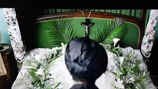Abdul last goodbyes to Queen Victoria body