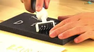 Aprende como utilizar el cepillo magn&eacute;tico para troquel | Sizzix
