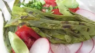 Jitomate, nopales asados, r&aacute;banos, aguacate, cebolla cambray, guajes y aceite de oliva...