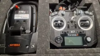 Nowe zmiany w postaci radia Taranis qx7 z modułem dalekiego zasięgu do łódki Toslon X-Boat.