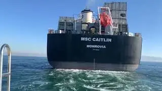 Лоцманский катер подходит к контейнеровозу. Pilot boat approaching to the ship.