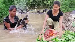 Survival in the rainforest: Find meet & Catch duck at River for food - Grilled duck spicy delicious