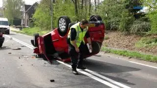 Auto vliegt over de kop na botsing op N298 Hulsberg