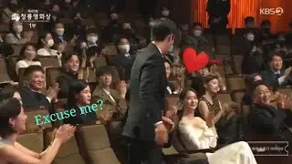 Yoona lim reaction when Song joongi won Popularity Award at 42 Blue Dragon film Awards 2021.
