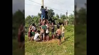 Sagobog Lomba Panjat Pinang Gokil Sampe Dipelorotin