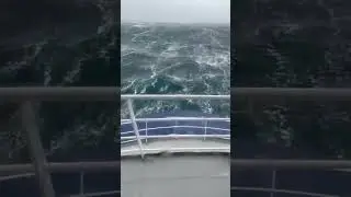 Barco Enfrent&aacute;ndose a Olas De 20 Metros #talasofobia #tiburones #shark