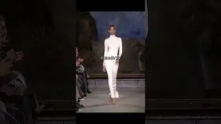 She walks both with so much ease 🔥 #fashion #runway #supermodel #yasminwijnaldum