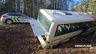 Zfetovaný a opilý řidič poslal kradený autobus do příkopu
