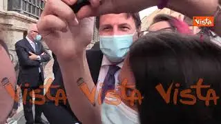 Conte acclamato per strada dalle ragazze: “Diamoci il gomito”
