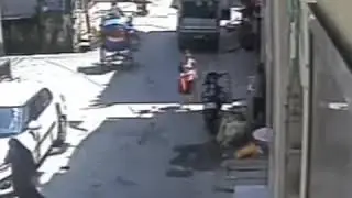 Youths fled with 2 gold bangles dropped on road accidentally