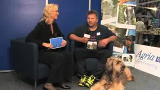 Sporhunden Aramis (Norges Dyrehelt 2014) i Agria-studio (Norwegian)
