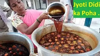 Super Brave Indian Lady Selling Spicy Poha with Tarri at Just 20 Rs Only | Best Indian Breakfast
