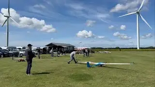 DG-800s takeoff and landing