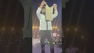 Arijit Singh Shocked as Female Fan Gives Innerwear for Autograph On Stage! 😲🔥🤍Must-See Moment!