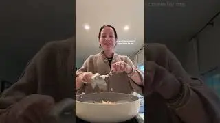 Курица в сметане с луком &mdash; ещё один наш ужин! Он такой вкусный!
