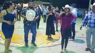 Bailando la flor de pi&ntilde;a con Ivan Morales y Su Poder Coste&ntilde;o en Mexcalapa, Gro.