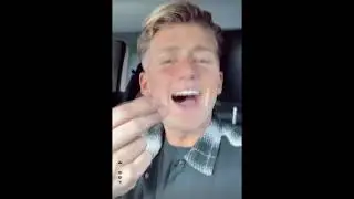 Mart Hoogkamer zingt in de auto