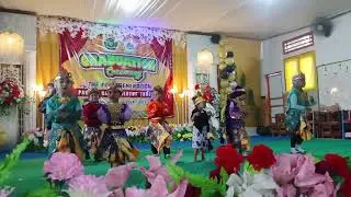Adek Irsyad dan teman-teman menari di acara pelepasan wisuda kakak RA B