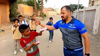 ولد يعطي درس قاسي لا بيه عندما شاهده يهين طفل يتيم !!! الطفل الذي ابكى العالم برسالته