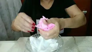 Engomando tecido com cola branca