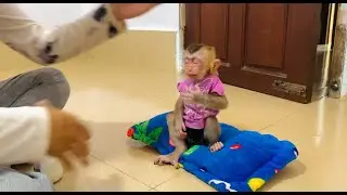 Vry piitii !! Jasmine fast awake with sleep eyes when mom take a milk for her