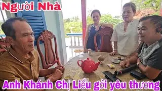 Anh Khánh Chị Liểu tặng quà yêu thương cho Gia Đình Khánh Phong/ Hình ảnh chân thành mộc mạc của GĐ.