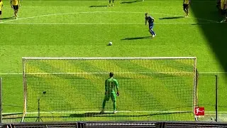 Bundesliga, segna il rigore senza guardare