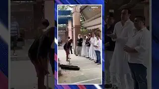 Sarabhai vs Sarabhai Cast Sings Title Track In Emotional Tribute To Satish Shah At Cremation