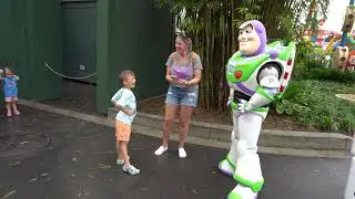 DISNEY (OCT 2023) MEETING BUZZ LIGHTYEAR