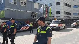 ME blokkeert de weg. demonstranten breken door de linie..  Den Haag 07-09-2021