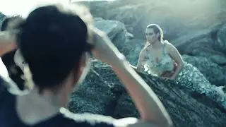 Арт-активистка Марина ДеБрис демонстрирует морской мусор.