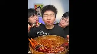 Хот-дог + лосось + острая лапша = ХАОС 😭🔥 | Челлендж &laquo;Острая еда&raquo; от 3 братьев | мукбанг asmr eating
