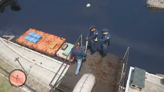 Тупые копы забираются не по той лестнице в GTA IV.