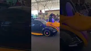 Daffy Duck Looney Tunes car - Movie World parade