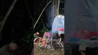 Camping and cooking with my friends#camping #bushcraft #survival #campingintherain
