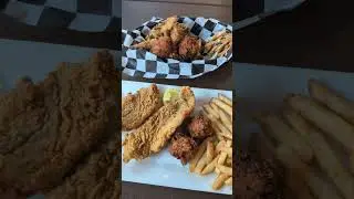 Chele di granchio blu e pesce gatto fritto, frutti di mare sul lago Guntersville Wintzell's Oyste...