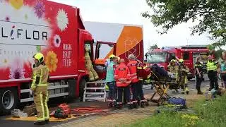 Twee gewonden bij zwaar vrachtwagenongeluk N223