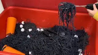 How to Dye Spooky Black Spaghetti Noodles for Halloween