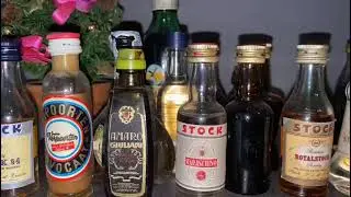 Le nano bottiglie di alcol piene di polvere, la collezione del nonno