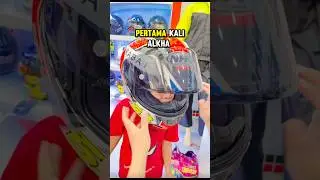 HELM PERTAMA ALKHA !! udah size XS tapi masih kegedean 😂 #balapan #motogp #pembalapcilik #sentul
