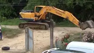 Nature/Exavacator/Graafmachine arrives to dig a phool
