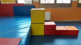 GIOCHI CON ME? Vi mostro 2 GIOCHI MOTORI IN 1: gioco del TRAMPOLINO e del CAMION DELLA SPAZZATURA!