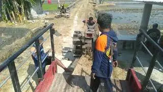proses menaikan 2 traktor sawah ke mobil L300