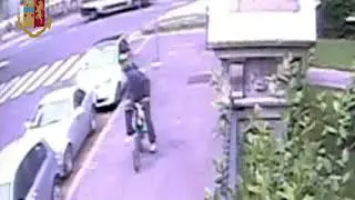 telecamera di sorveglianza riprende un uomo che incendia le auto