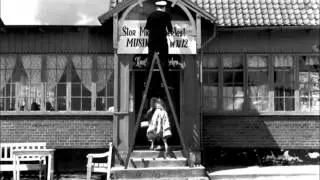 F&aelig;rgekroen (1956) - At h&aelig;nge et skilt op...